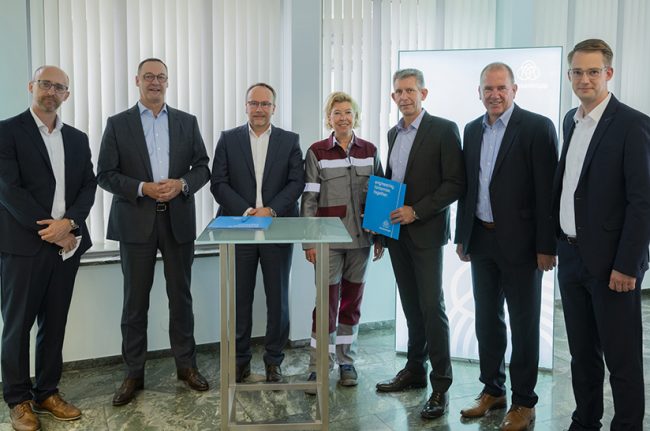 thyssenkrupp Steel liefert CO2-reduzierten bluemint Steel an Mubea (v.l.n.r): Dr. Christian Lehr (Head of Sales Processing Industries & Steel Service Centers Automotive, thyssenkrupp Steel Europe AG), Bernhard Osburg (Chief Executive Board, thyssenkrupp Steel Europe AG), Dr. Lutz-Eike Elend (Managing Director, Member of the Group Executive Board, Mubea) Dr. Heike Denecke-Arnold (Chief Operations Officer Executive Board, thyssenkrupp Steel Europe AG), Dr. Andreas Hauger (Managing Director, Member of the Group Executive Board, Mubea), Jörg Paffrath (Head of Sales Industry, thyssenkrupp Steel Europe AG), Tobias Klein (Global Purchasing Director, Mubea).