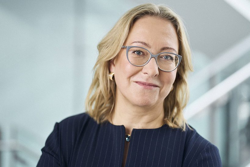 Das Porträtbild zeigt eine blonde Frau mit schulterlangen Haaren und einer Brille. Es handelt sich um Birgit Potrafki, die CFO der SZAG wird.
