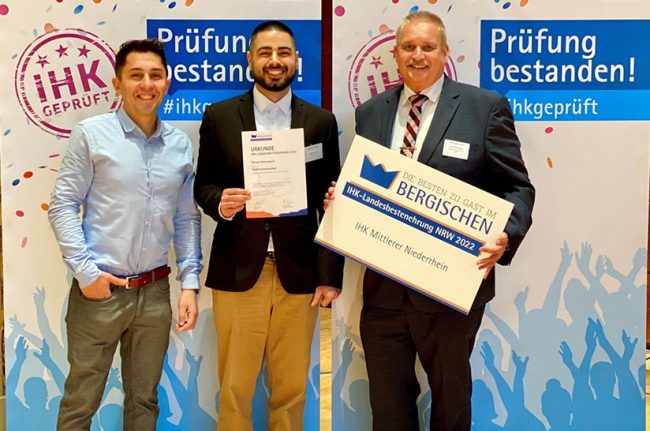 Auszeichnung IHK SGK web Trio der Siempelkamp Giesserei: Eugen Müller (Ausbilder), Recep Mahramanli und Norbert Maag (Personalleiter) auf der Landesbestenehrung bei der Bergischen IHK in Wuppertal