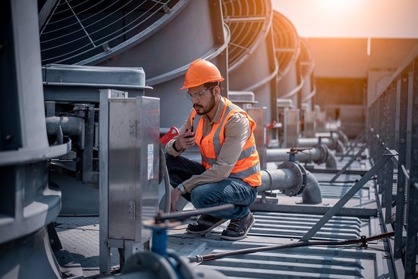 Dave Regnery von Trane Technologies inspiziert Kühlturm.