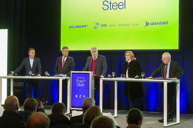 Jörg Köhlinger, Leiter IG Metall Bezirk Mitte und stellv. Vorsitzender der Aufsichtsräte, Dr. Karl-Ulrich Köhler, Vorsitzender der Geschäftsführung von SHS – Stahl-Holding-Saar und Vorstandsvorsitzender von Dillinger und saarstahl-werk-voelklingen-uebernahme-liberty-ascoval-hayang, Reinhard Störmer, Vorsitzender des Kuratoriums der Montan-Stiftung-Saar, Ministerpräsidentin Anke Rehlinger und Wirtschaftsminister Jürgen Barke (von links nach rechts)