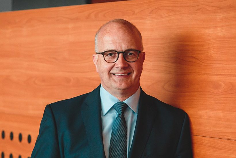 Das Porträtbild zeigt einen Mann mit Brille im Anzug und mit Krawatte: Dr. Henrik Adam von Tata Steel