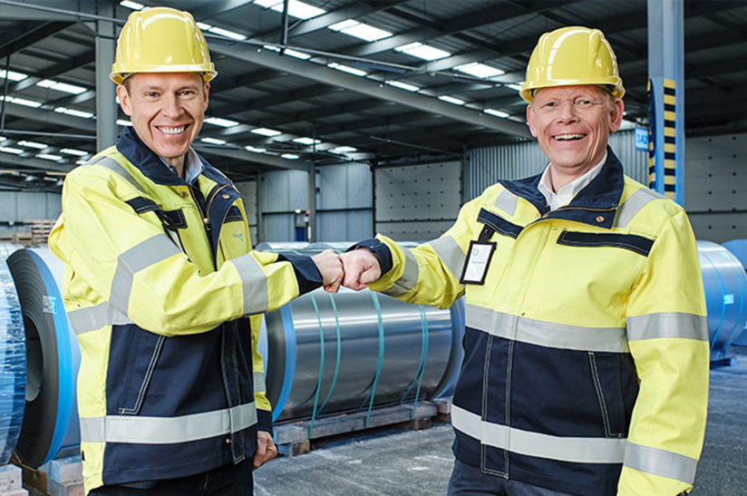 Malinen_Kerkhoff-min web Das Bild zweigt zwei Männer in Sicherheitskleidung im stahlwerk-szene-transformationsgipfel-aufruf: Malinen (Outokumpu, li.) und Kerkhoff (Klöckner)