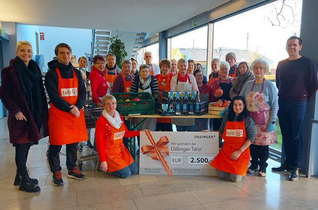 Mitarbeiter der Tafel Dillingen freuen sich über die Spende von Dillinger
