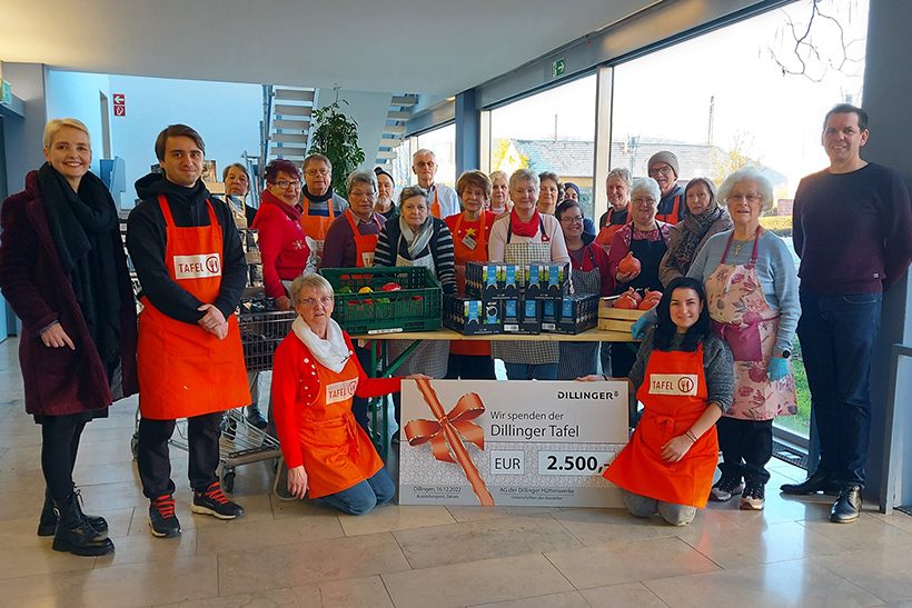Mitarbeiter der Tafel Dillingen freuen sich über die Spende von Dillinger
