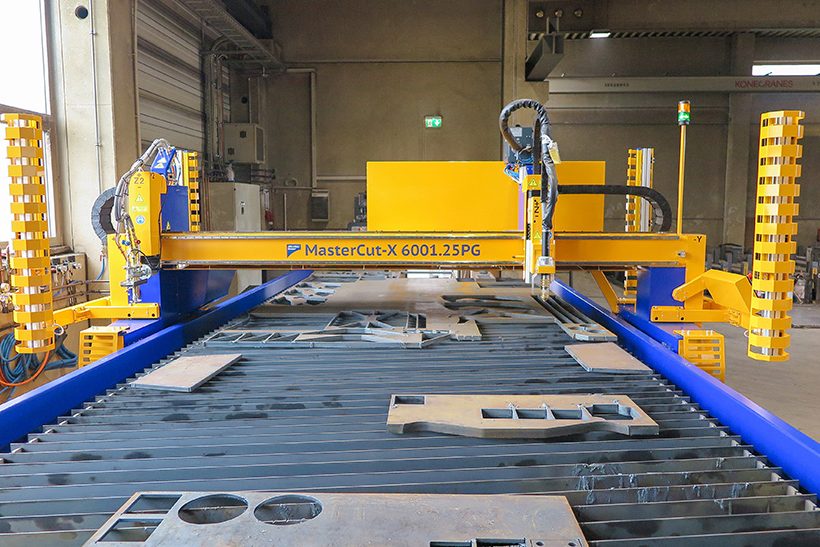 Das Bild zeigt die CNC-Schneidanlage Mastercut, wie sie bei HS-Schoch zum Einsatz kommt.