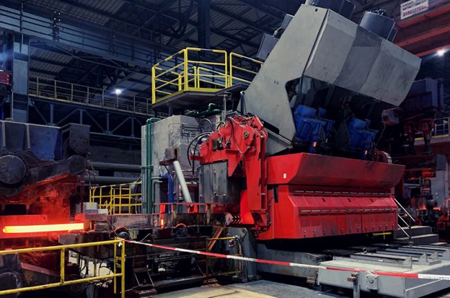 Das Bild zeigt eine Szene aus einem stahlwerk-szene-transformationsgipfel-aufruf. Im Mittelpunkt ist ein Reduzier- & Sizingblock (RSB) von KOCKS.