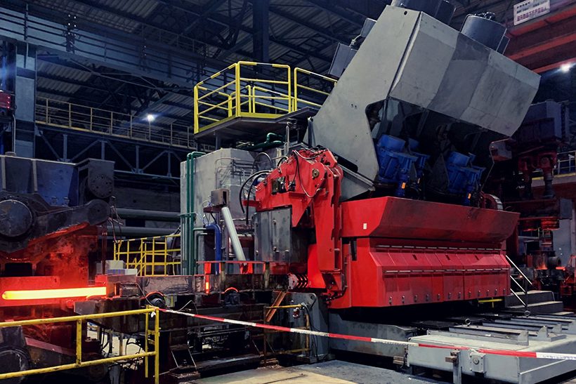 Das Bild zeigt eine Szene aus einem stahlwerk-szene-transformationsgipfel-aufruf. Im Mittelpunkt ist ein Reduzier- & Sizingblock (RSB) von KOCKS.