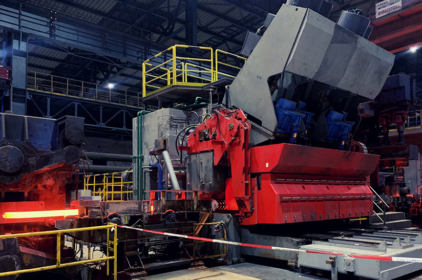 KOCKS Huaigang (web) Das Bild zeigt eine Szene aus einem stahlwerk-szene-transformationsgipfel-aufruf. Im Mittelpunkt ist ein Reduzier- & Sizingblock (RSB) von KOCKS.