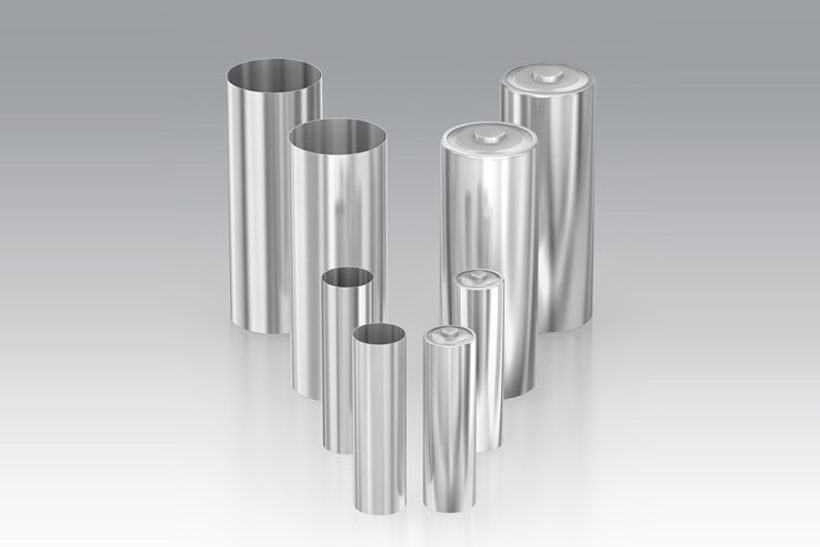 Das Bild zeigt Muster von Batteriezellgehäusen, wie die Anlage von Schuler sie herstellen soll.