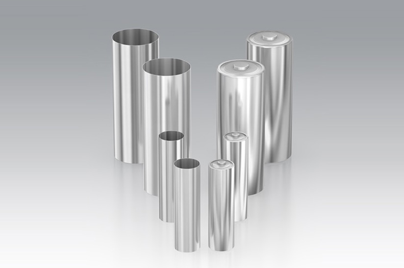 Schuler (web) Das Bild zeigt Muster von Batteriezellgehäusen, wie die Anlage von Schuler sie herstellen soll.