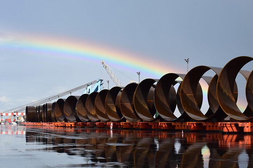 Das Bild zeigt Stahl, wie ihn die SHS-Gruppe (von der CDP mit „Leadership“ ausgezeichnet) für Offshore-Windkraftanlagen produziert