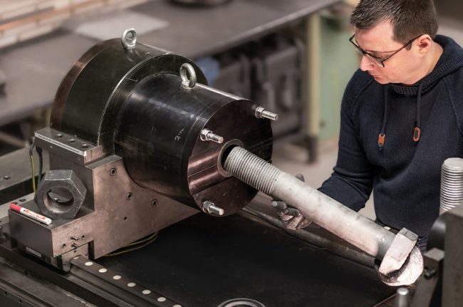 Anziehprüfstand im Essener Labor für Stahlbau