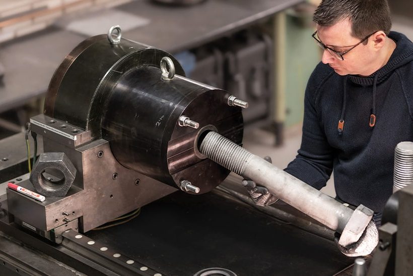 Anziehprüfstand im Essener Labor für Stahlbau