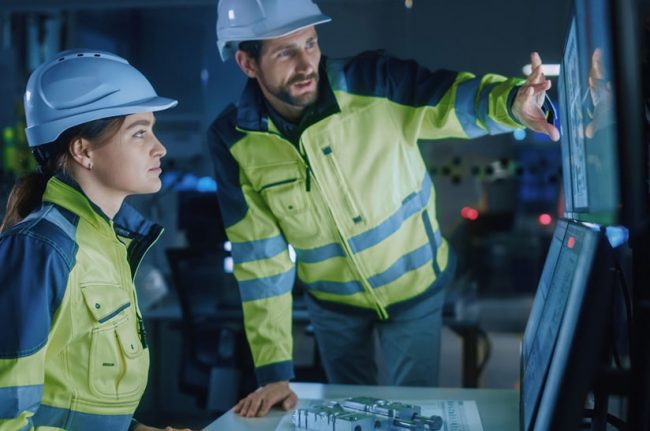 Jan Rinnert von Heraeus im Kontrollraum mit KI-Monitoren.