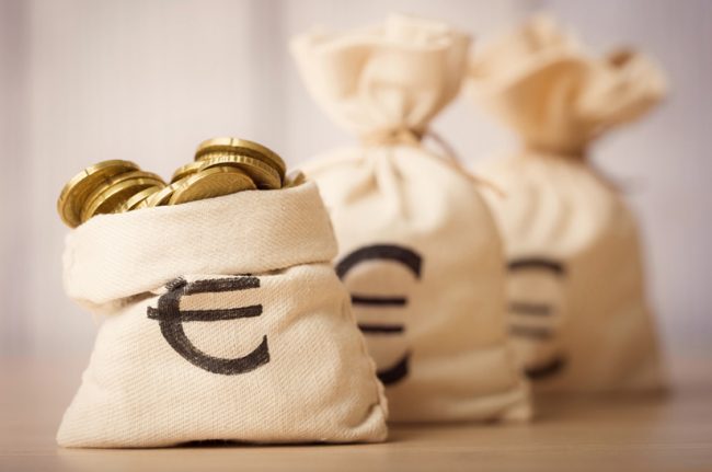 Im Bild sind drei kleine Geldsäcke mit Eurozeichen zu sehen. Sie stehen symbolisch für die Förderbescheide, die tkSE und BFi erhalten haben.