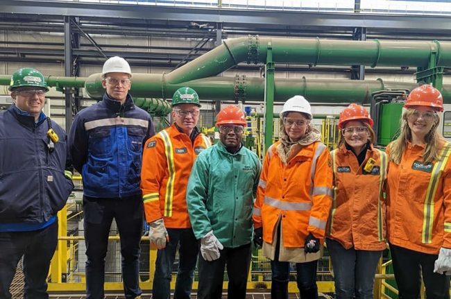 Das Bild zeigt ein insgesamt siebenköpfiges Projektteam aus Mitarbeitern von SMS group und Nucor vor Ort bei Nucor in Ghent, Kentucky, USA. Von links nach rechts: Brian Frye (Technical Services Metallurgist, Nucor Steel Gallatin), Markus Schulte (Vice President, SMS digital), Ken Minor (Senior Technology Lead, Nucor Steel Gallatin), Dr. Franck Adjogble (General Manager Digital Technologies and Engineering, SMS group), Prof. Dr.-Ing. Katja Windt (Chief Digitalization Officer, SMS group), Maggie Schneider (Senior IT Project Manager, Centric Consulting für Nucor Steel Gallatin) und Joana Kunkel (Technical Project Manager, SMS digital).