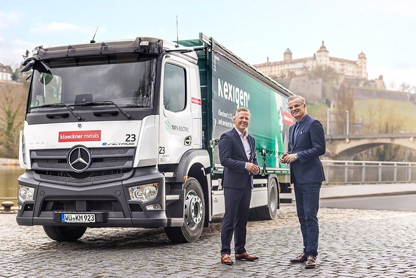 Ronald Ott und Bernhard Weiß vor dem neuen E-LKW eActros in Würzburg