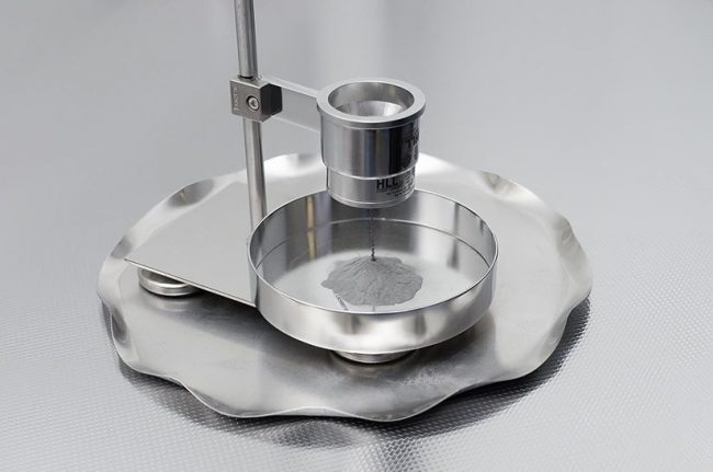 zu sehen ist eine Schale mit Metallpulver, wie Outokumpu es auch in Krefeld herstellen will