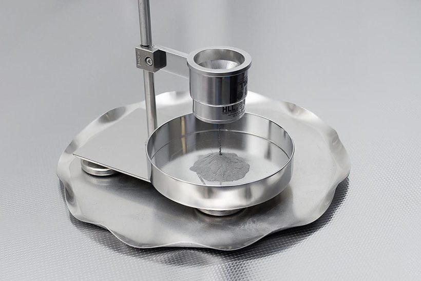 zu sehen ist eine Schale mit Metallpulver, wie Outokumpu es auch in Krefeld herstellen will