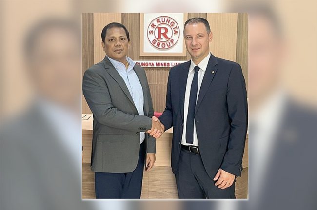 Das Bild zeigt zwei Männer im Business-Outfit, die sich die hand schütteln. Beide tragen ein Sakko, der rechte zudem eine Krawatte. Sie gehören zu den Unternehmen Danieli und Rungta Mines.