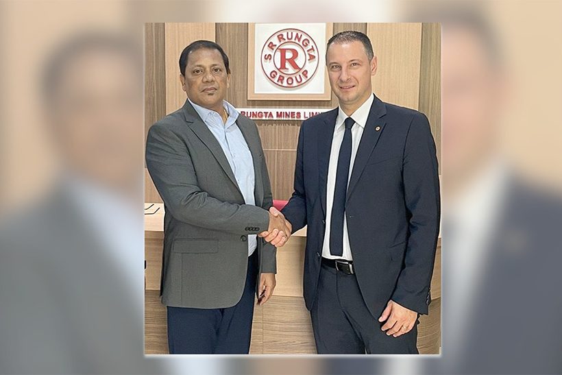 Das Bild zeigt zwei Männer im Business-Outfit, die sich die hand schütteln. Beide tragen ein Sakko, der rechte zudem eine Krawatte. Sie gehören zu den Unternehmen Danieli und Rungta Mines.