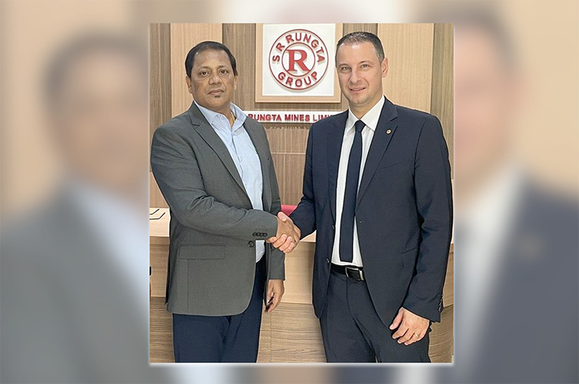 Das Bild zeigt zwei Männer im Business-Outfit, die sich die hand schütteln. Beide tragen ein Sakko, der rechte zudem eine Krawatte. Sie gehören zu den Unternehmen Danieli und Rungta Mines.