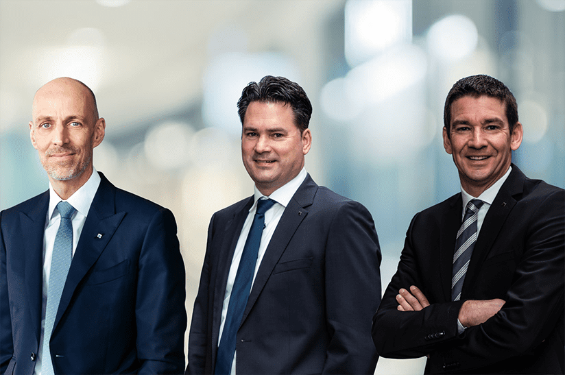 Trumpf – Leibinger – Dymke – Zimer Das Bild zeigt drei weiße Männer, die um die 50 Jahre alt sind und dunkle Anzüge tragen. Sie gehören alle zum Technologieunternehmen Trumpf.