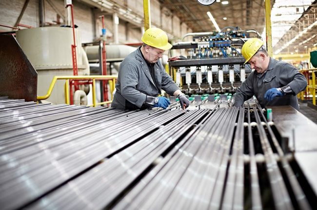 Ralf Göttel, CEO von Benteler, in einer Fabrik.