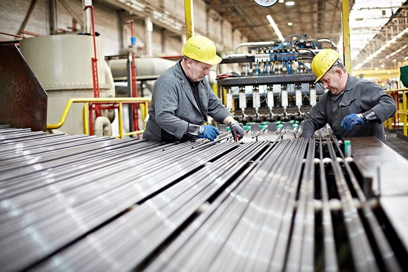Ralf Göttel, CEO von Benteler, in einer Fabrik.
