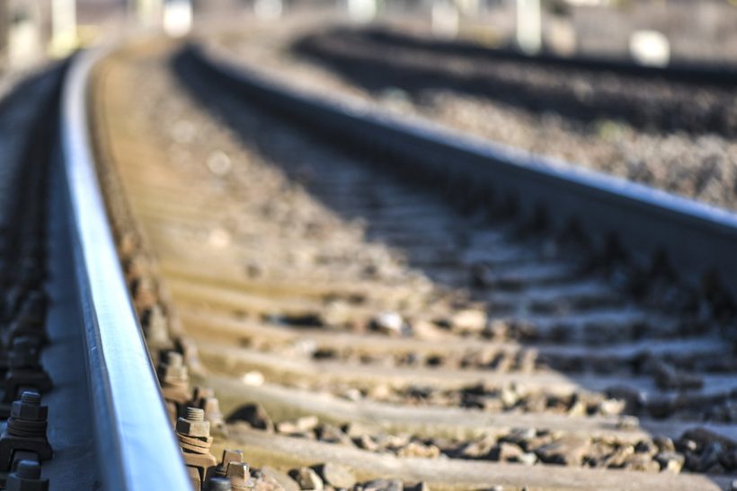 Voestalpine Railway Systems hat internationale Bahnaufträge für 600 Mio. Euro erhalten. Das Bild zeigt einfache Bahngleise.