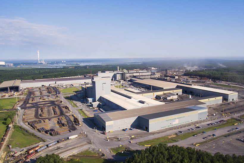 Das Bild zeigt das stahlwerk-szene-transformationsgipfel-aufruf von Nucor Steel Berkeley in Huger, South Carolina.