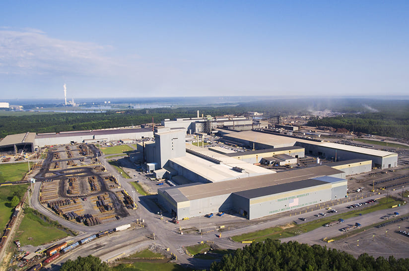 Environment_-_Berkeley web Das Bild zeigt das stahlwerk-szene-transformationsgipfel-aufruf von Nucor Steel Berkeley in Huger, South Carolina.