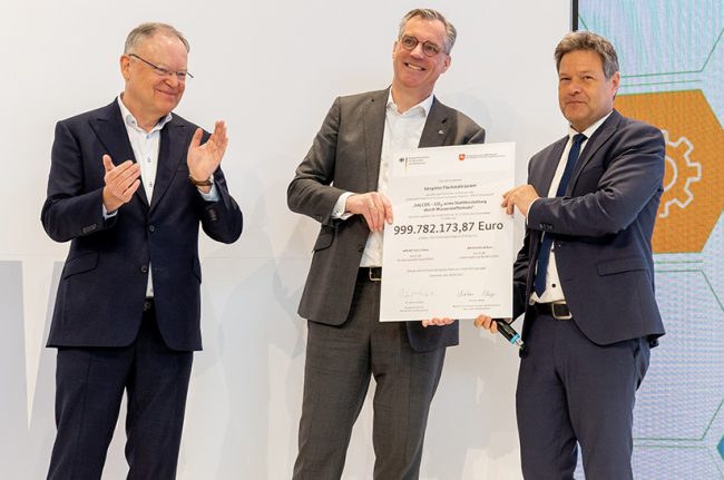 Robert Habeck übergibt Förderbescheid an die Salzgitter AG