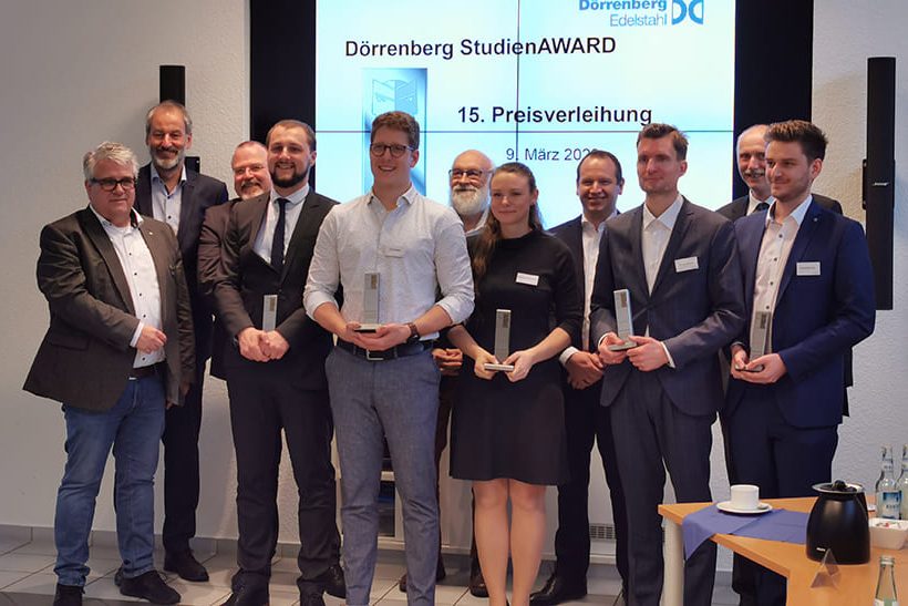 Das Bild zeigt eine Gruppe Menschen unterschiedlichen Alters – die Sieger des Dörrenberg StudienAward 2023 und die Jury.