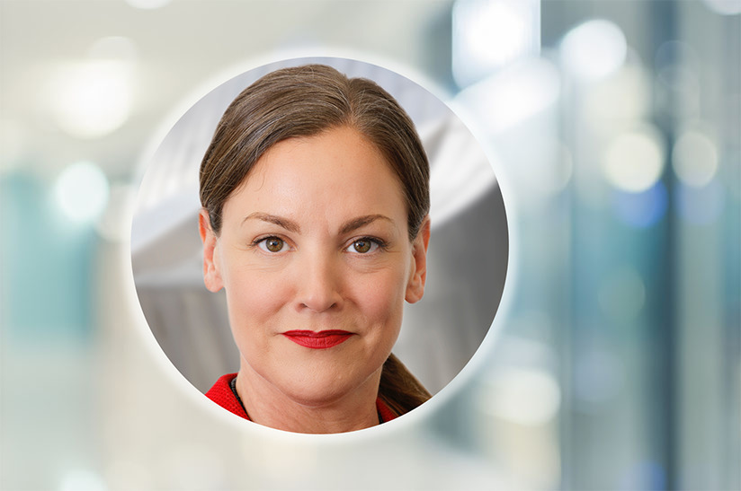 Vor einem unscharfen Hintergrund ist mittig der Kopf einer mittelalten, weißen Frau zu sehen. Es ist Kerstin Maria Rippel von der WV Stahl.