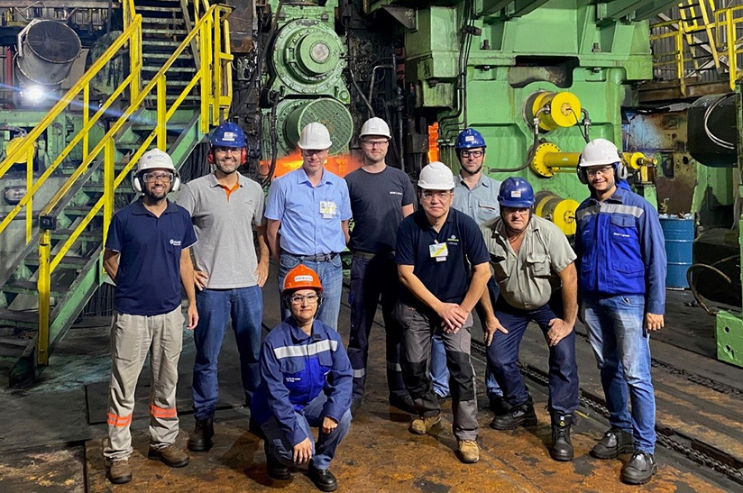 Das gemeinsame Team von ArcelorMittal Tubarão, SMS group Brasilien und SMS group Deutschland bei der Feier der ersten Bramme