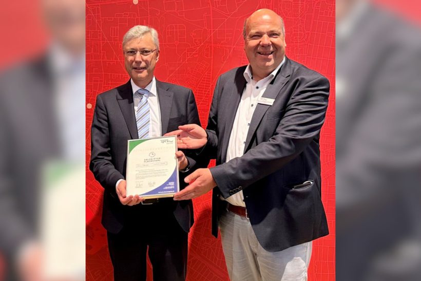 Das Bild zweigt zwei Männer (von links): Dr. Jürgen Harland (Leiter Logistik und SCM Salzgitter Flachstahl GmbH) und Markus Nölke (Geschäftsführer SPC)