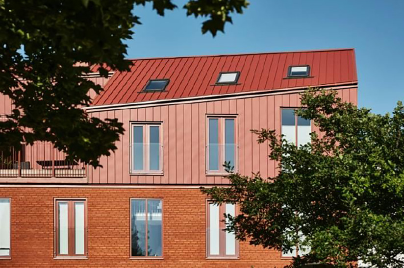 Wohngebäude Bjerggade, aus Stahl von SSAB Das Bild zeigt ein Wohngebäude in Dänemark mir roter Fassade. Zum Einsatz kam hier Stahl von SSAB.
