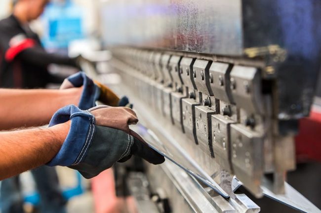 Blechbiegeverfahren in der Stahl- und Metallverarbeitung (Symbolbild)