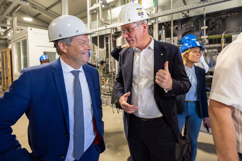 Das Bild zeigt links den Bundeswirtschaftsinister Robert Habeck und rechts Gunnar Groebler von Salzgitter. Sein Unternehmen dekarbonisiert unter dem Projekt SALCOS.