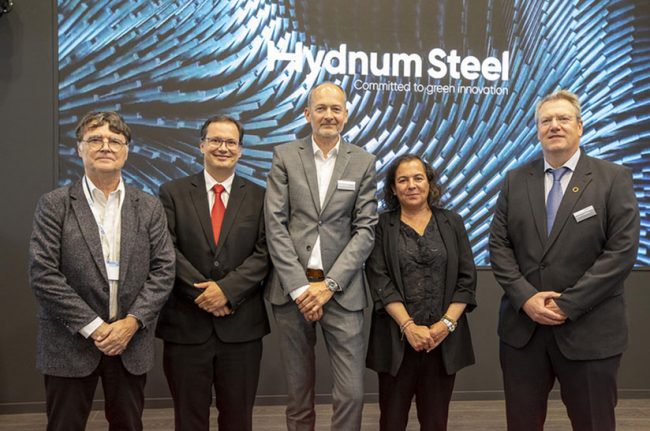 Andreas Viehböck von Primetals mit Partner vor Hydnum Steel Poster