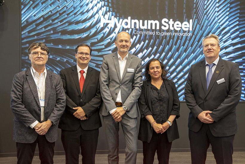Andreas Viehböck von Primetals mit Partner vor Hydnum Steel Poster