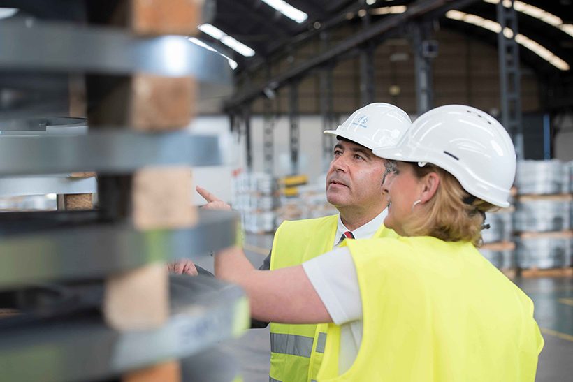 Thyssenkrupp-Mitarbeiter im "de:karb"-Projekt in Fabrikumgebung