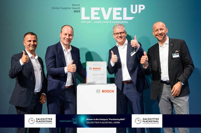 Freude bei der Preisverleihung (von links): Ulas Oezen, Senior Director Global Commodity Management Metal; Dr. Arne Flemming, Senior Vice President Corporate Supply Chain Management and Global Logistics Services; Michael van der Vlist, Geschäftsführer Salzgitter Mannesmann Stahlservice; Philipp Meiser, Verkaufsdirektor Salzgitter Flachstahl