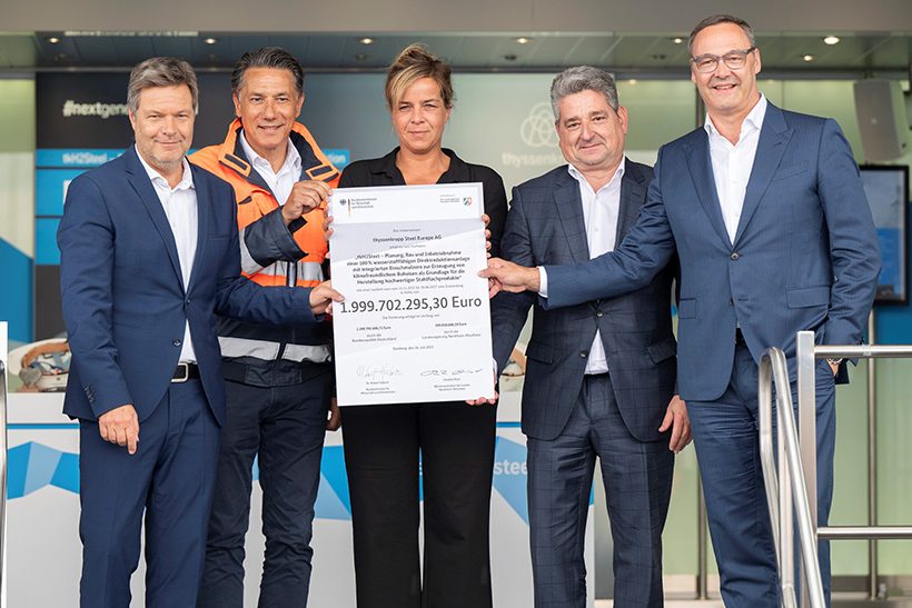 Symbolische Übergabe des Förderbescheids durch Bundes- und Landesregierung v.l.n.r. Vizekanzler und Bundeswirtschaftsminister Robert Habeck, Tekin Nasikkol, Gesamtbetriebsratsvorsitzender thyssenkrupp Steel Europe AG, Stellvertretende NRW-Ministerpräsidentin und NRW-Wirtschaftsministerin Mona Neubaur, Miguel Ángel López Borrego, Vorstandsvorsitzender der thyssenkrupp AG, Bernhard Osburg, Vorstandsvorsitzender der thyssenkrupp Steel Europe AG