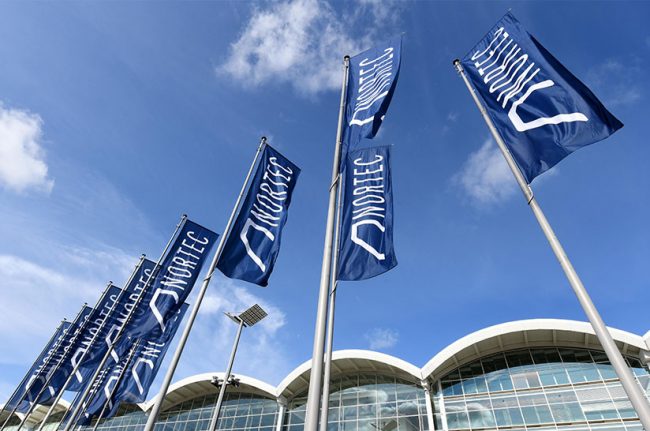 Wehende Flaggen auf dem NORTEC-Messegelände