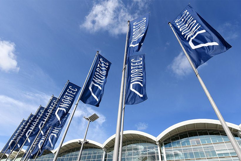 Wehende Flaggen auf dem NORTEC-Messegelände