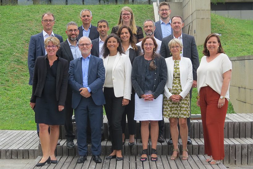 Das Bild zeigt eine Gruppe stehender, weißer Menschen (Männer und Frauen). Es handelt sich um Mitglieder aus den Projektteams von Paul Wurth (SMS group), Axens und IFPEN. die gemeinsam für E-Fuels kooperieren wollen.