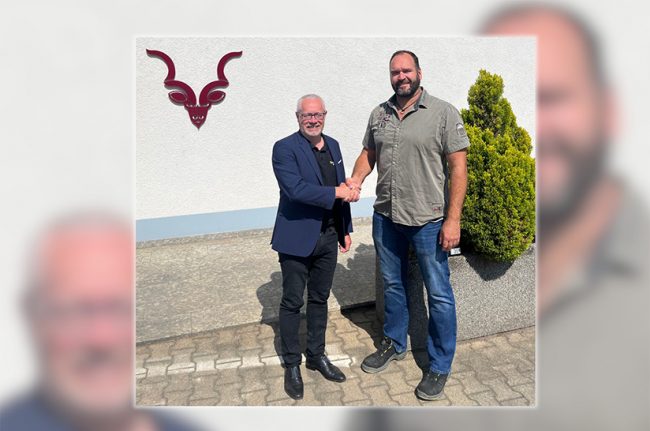 Rechts Jörn Landsrath (Geschäftsführer Produktion Maschinenbau Kaltenbach), links Valentin Kaltenbach (Geschäftsführender Gesellschafter Kaltenbach.Solutions) vor dem Firmensitz von Maschinenbau Kaltenbach